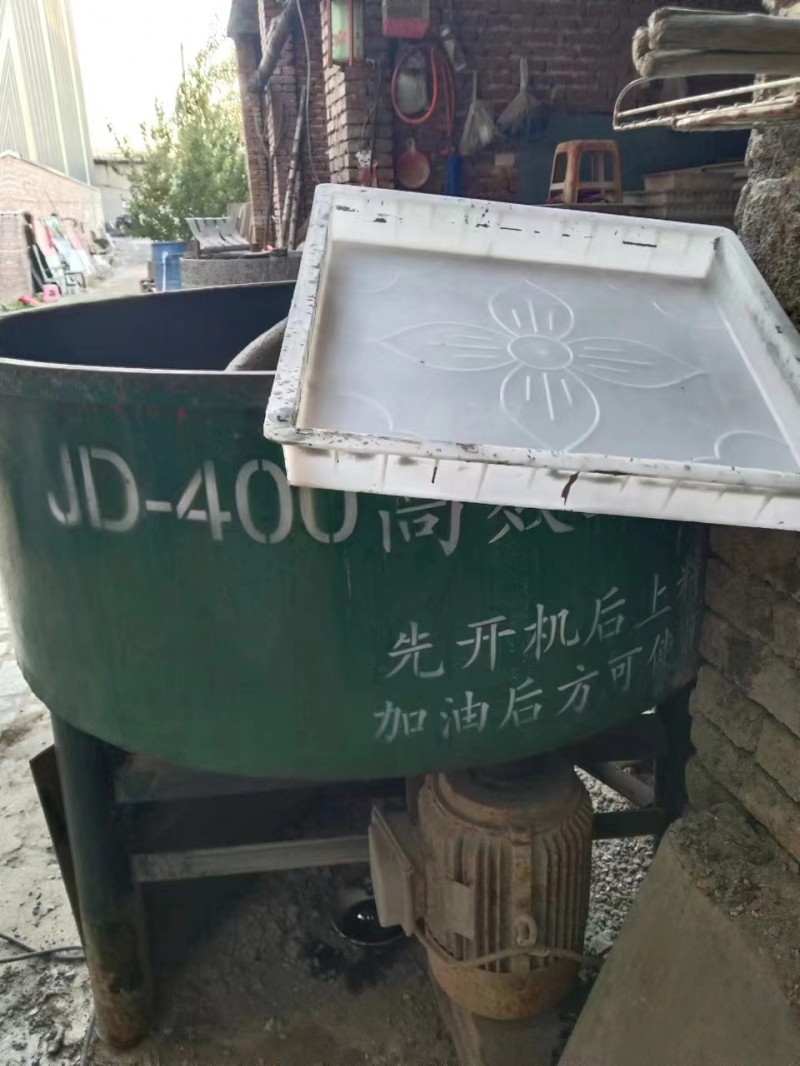 出售搅拌机两个，一大一小，重型加厚95新，水泥满院砖厂全套出售。振动机，塑料模具（第 2 张）