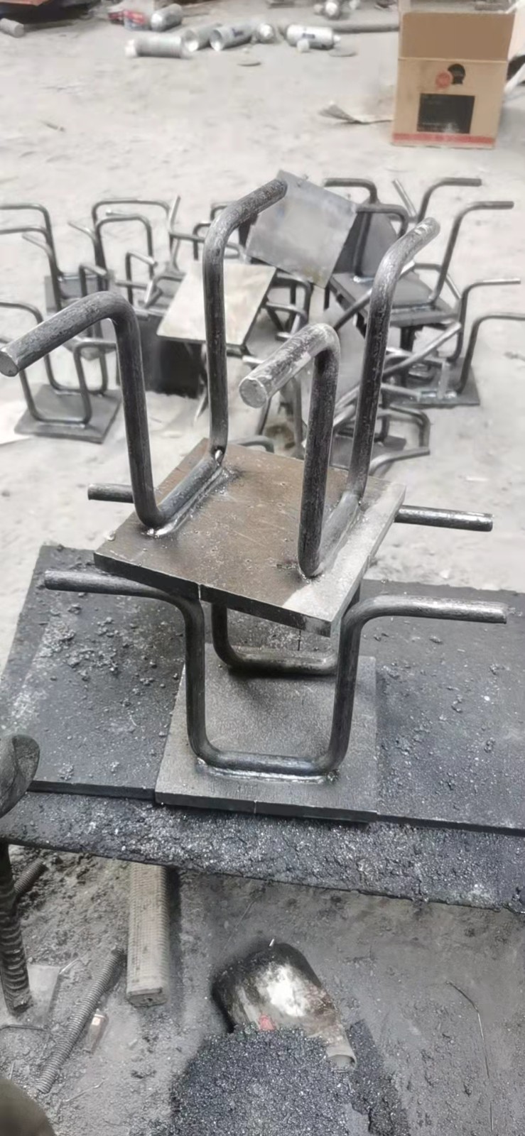 【闫明二保焊】 异型件焊接，大量接单，量大从优。 
专业大型电焊二保焊， 专业（第 2 张）