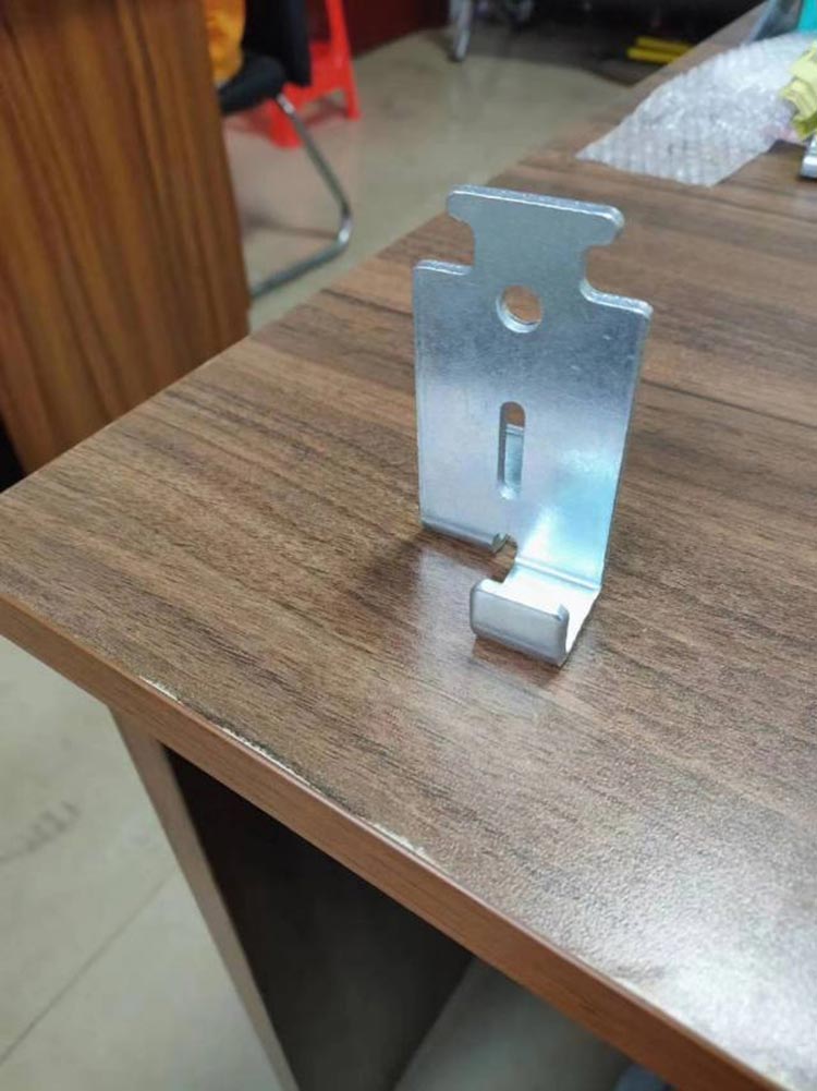专业电镀抗震配件
花兰螺丝，一体钉，各种加长螺丝，各种中压异形件!（第 1 张）