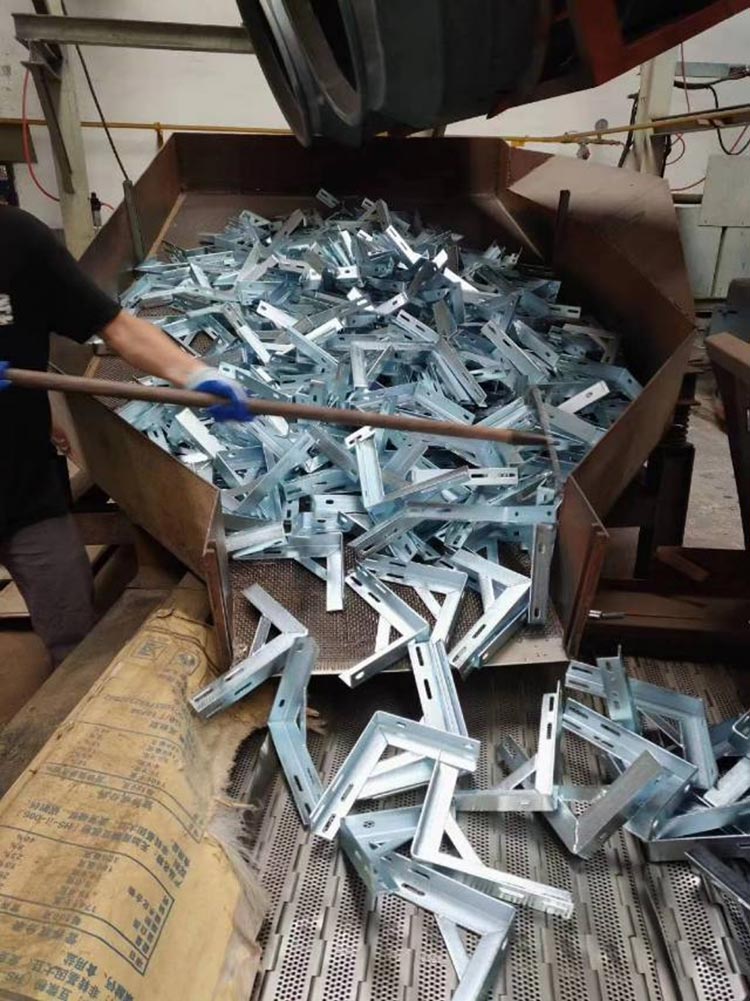专业电镀抗震配件
花兰螺丝，一体钉，各种加长螺丝，各种中压异形件!（第 2 张）