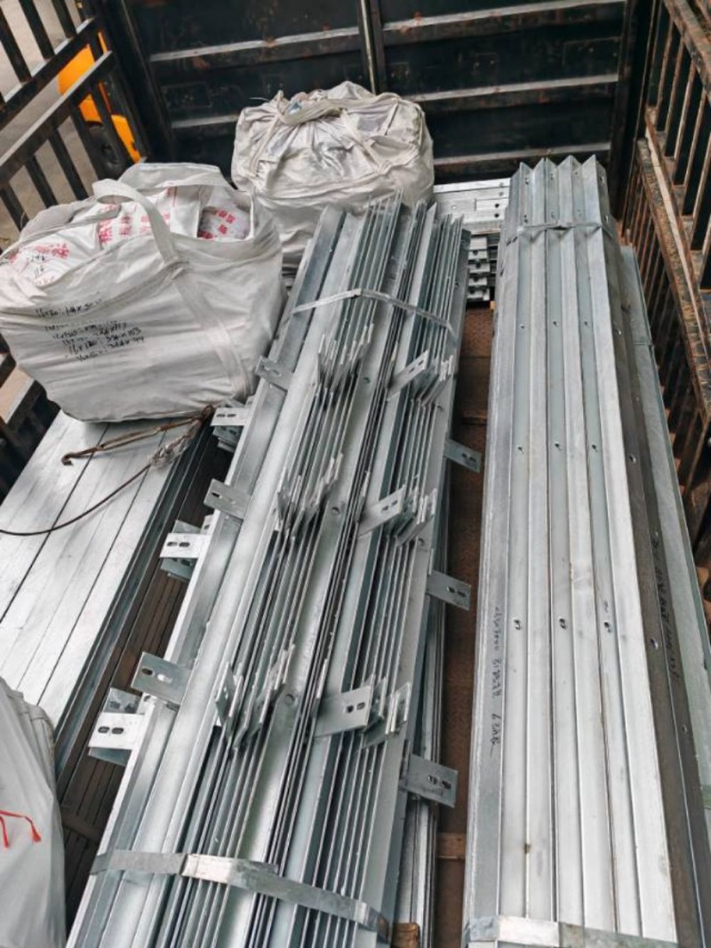 主要生产销售:电力金具，通讯器材，电力铁附件 建筑预埋件，热镀锌紧固件 横担 抱（第 6 张）