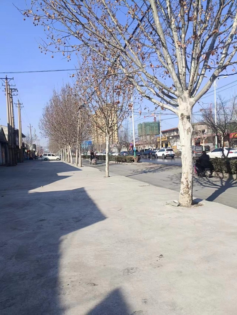 出租：门市三间，85平
行车方便，水电齐全
地址：洺关北环路中段
有意者电（第 2 张）