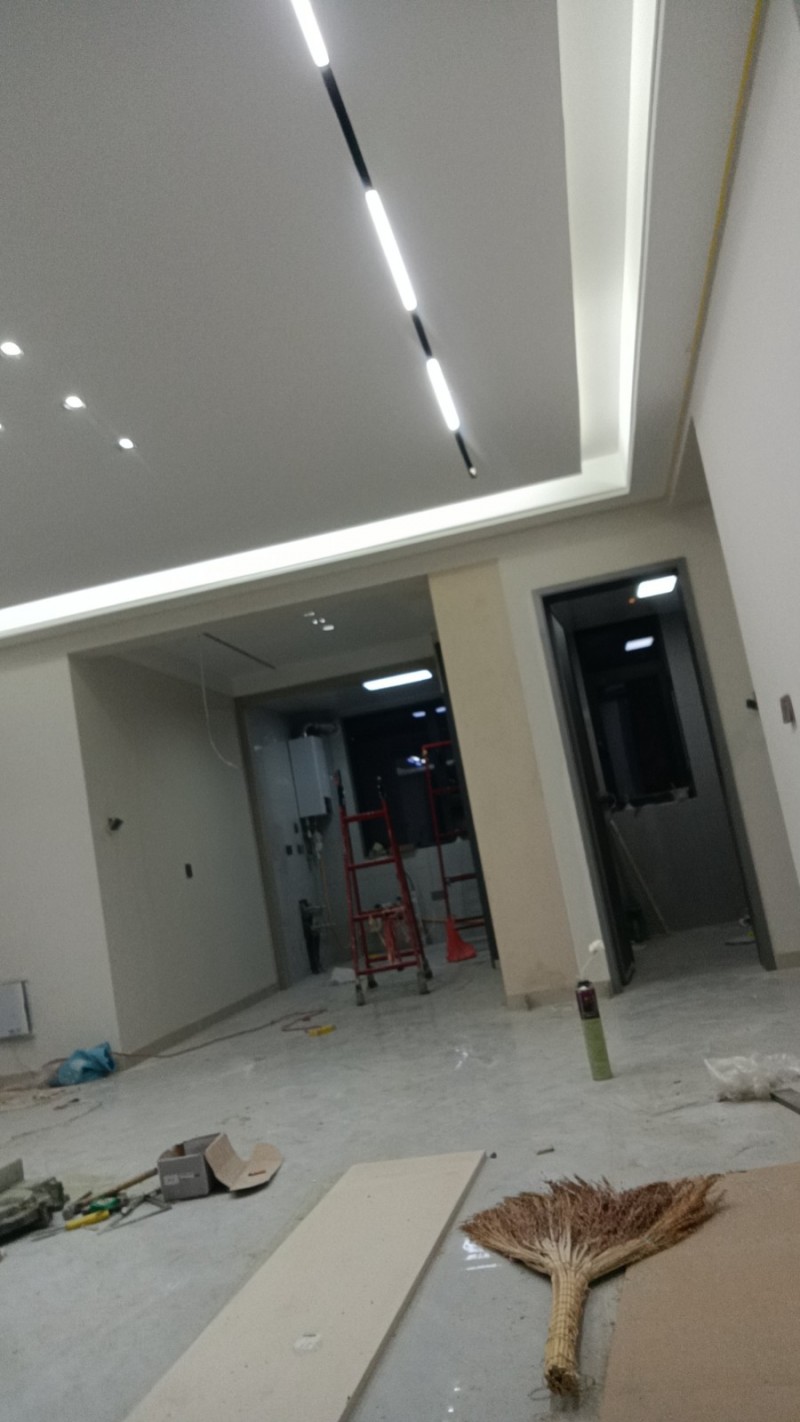 吊顶，按门，装背影，按踢角线，上门换锁，装墙板，按装电视墙，包窗口，定套装门等（第 1 张）
