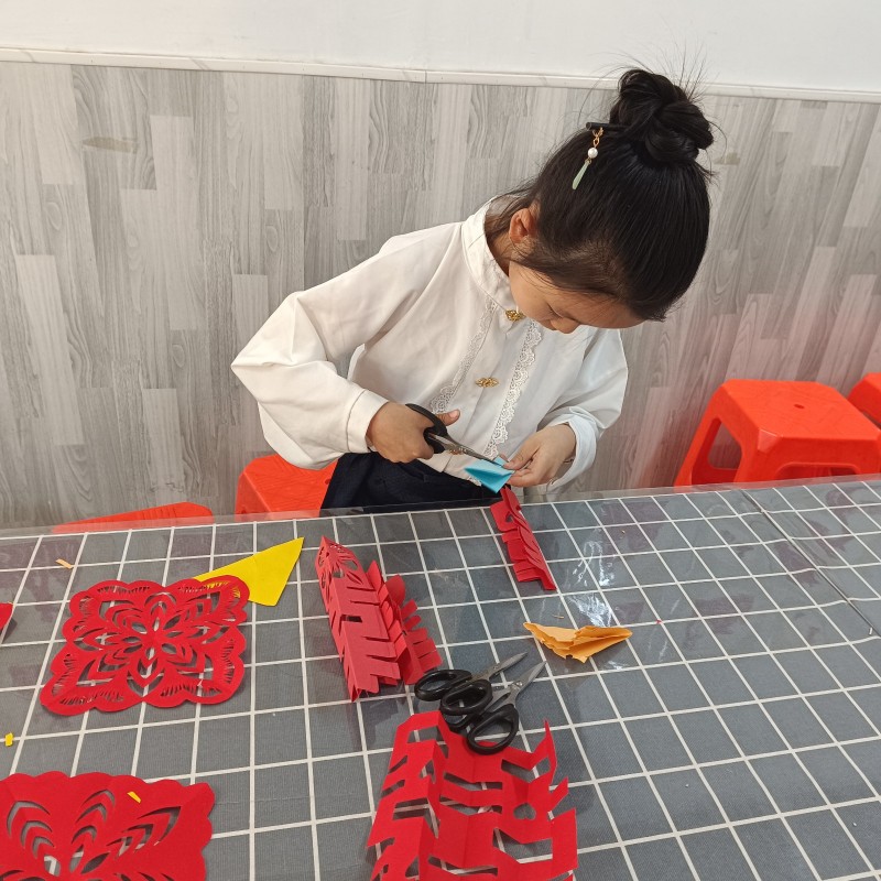 张建霞工作室剪纸班开始招生了[庆祝]
20元/次/1.5小时，报20次赠2次 （第 1 张）
