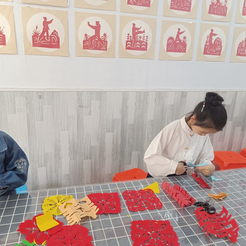 张建霞工作室剪纸班开始招生了[庆祝]
20元/次/1.5小时，报20次赠2次 （第 3 张）