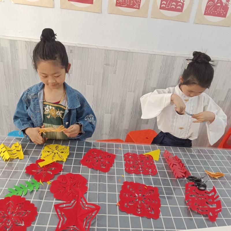 张建霞工作室剪纸班开始招生了[庆祝]
20元/次/1.5小时，报20次赠2次 （第 2 张）