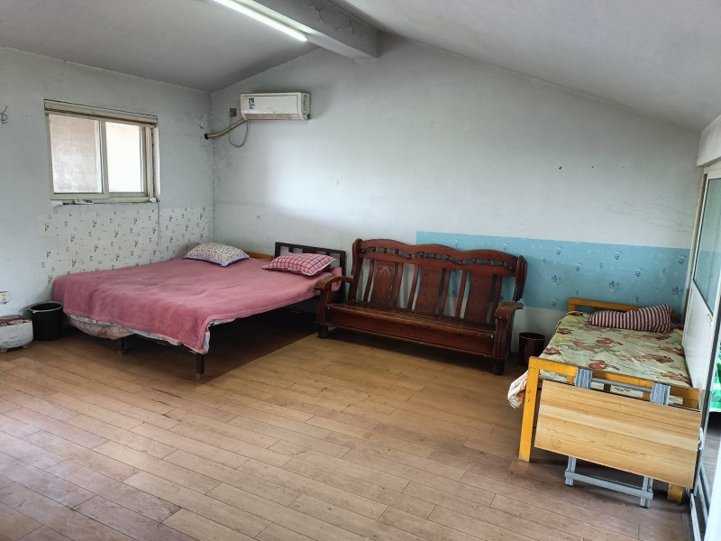 老县医院旁边阁楼出租，一室一厅一卫，简单家具，拎包入住（第 1 张）