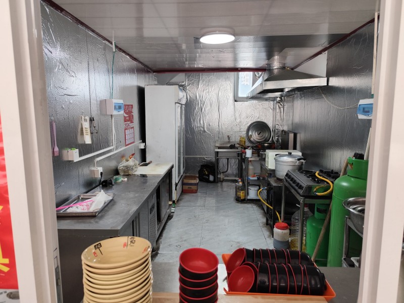 可出租，也可转让，1000/月，上下两层，每层约60平米，旺客快餐店，里面桌椅厨（第 4 张）