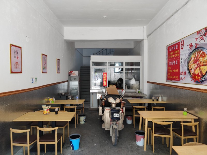 可出租，也可转让，1000/月，上下两层，每层约60平米，旺客快餐店，里面桌椅厨（第 2 张）