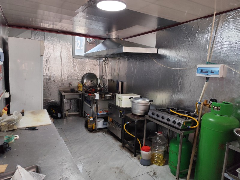 可出租，也可转让，1000/月，上下两层，每层约60平米，旺客快餐店，里面桌椅厨（第 5 张）