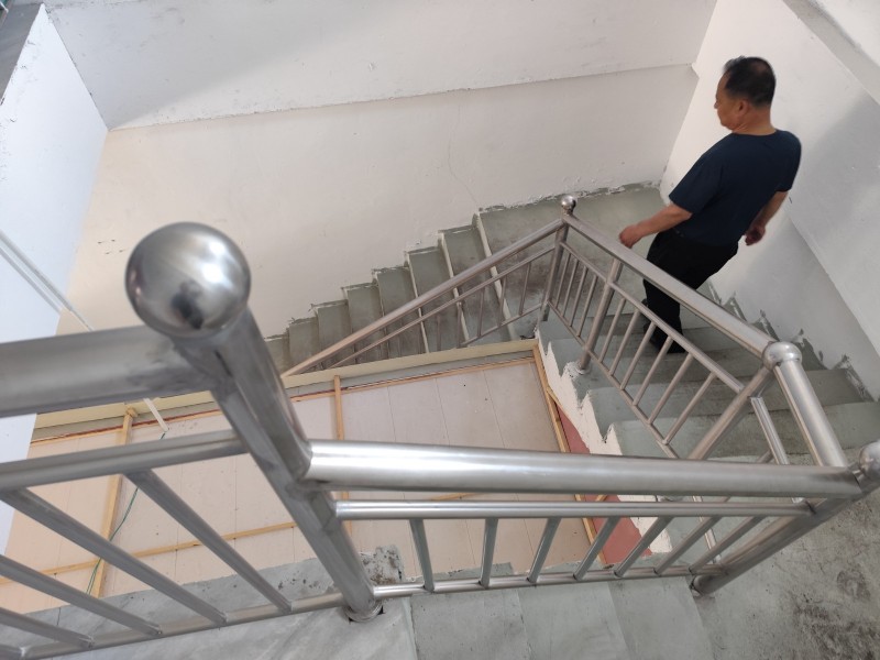 可出租，也可转让，1000/月，上下两层，每层约60平米，旺客快餐店，里面桌椅厨（第 6 张）