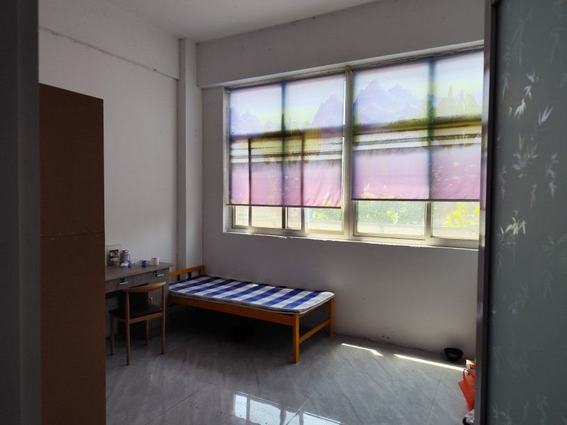 可出租，也可转让，1000/月，上下两层，每层约60平米，旺客快餐店，里面桌椅厨（第 8 张）