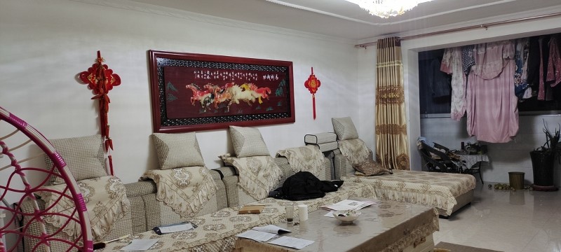 136平中层带电梯，共7层，三室二厅二卫，南北通透，楼王位置，简装带家电家俱，有（第 4 张）