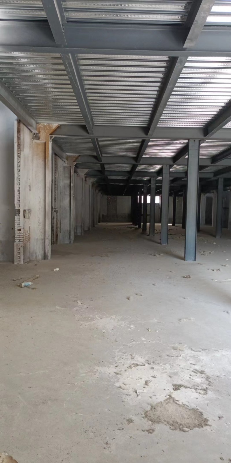出租库房位于火车站南行200米路东原交通局运输一公司院内。（第 6 张）