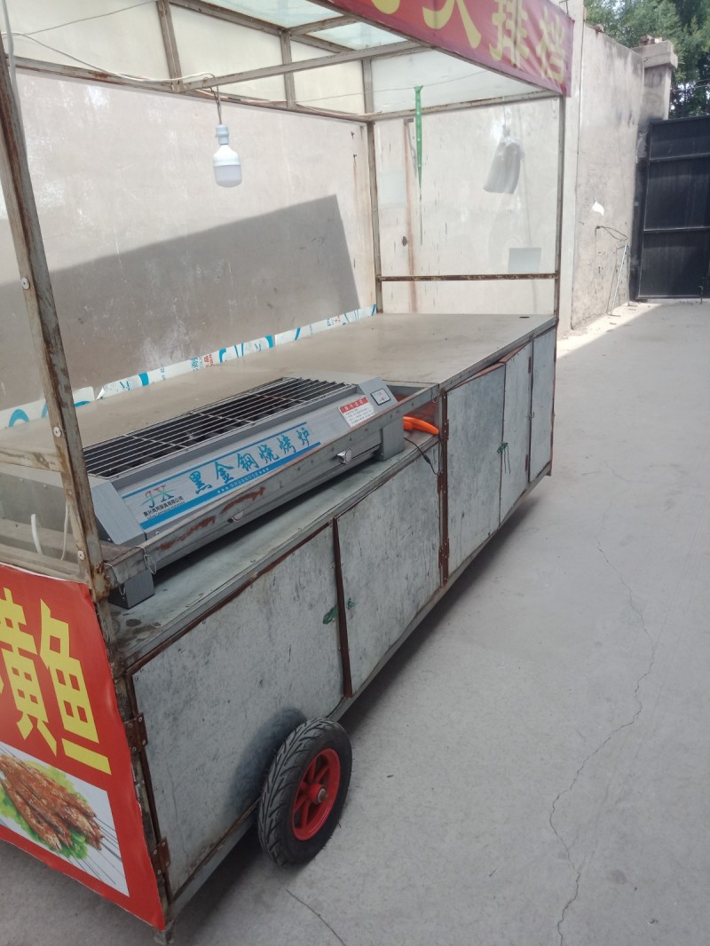 出售一辆小吃车
可以卖烧烤，因个人原因低价出售，1500元！车子带灯箱，车长2（第 1 张）