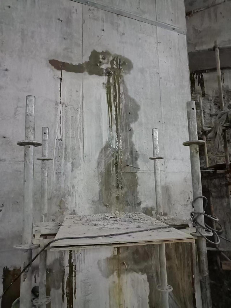 连日降雨，我公司专业封堵建筑各部位疑难杂症渗漏水，地下室渗水，外墙渗水，屋面渗水（第 1 张）
