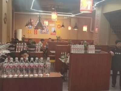 烧烤店整体转让
三间两层300平方米，地理位置优越，周边小区多，接手即可盈利。（第 2 张）