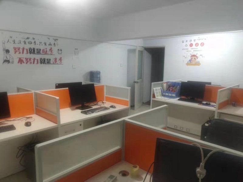 网销不做了转手四人工位9成新加厚板材 当时买的1200元一组现在低价出售 位置在（第 3 张）