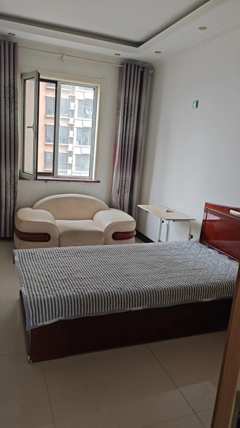 内容：出租房屋
          四室一厅两卫，精装修， 家电家具齐全，拎包（第 3 张）