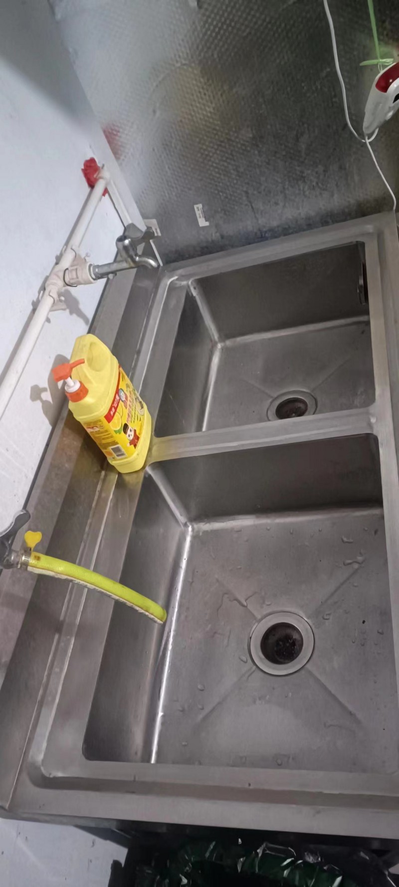 小店停业变卖用具
东西用了一年多一点
各种用具都是九成新
地址：西阳城（第 7 张）