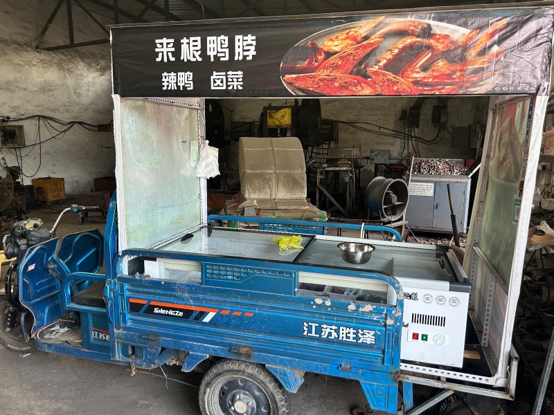 出售一辆移动摊三轮车电车五块电瓶冰箱架子全包4000元有意者电话联系微信同步（第 2 张）