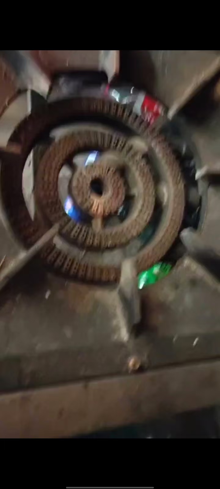 现有烧烤炉一个，爆米花机一个，炉子一个，桌椅六套出售，需要的电话联系，（第 4 张）
