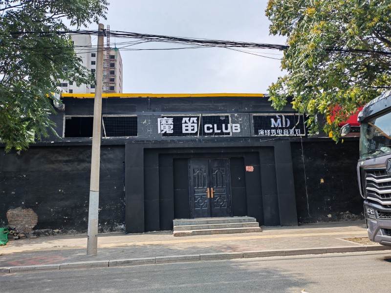 开发区育文路中段三间门面房300平方左右，水电齐全，地理位置优越（第 2 张）
