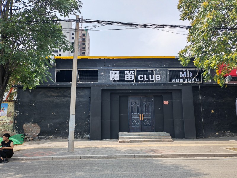 开发区育文路中段三间门面房300平方左右，水电齐全，地理位置优越（第 1 张）