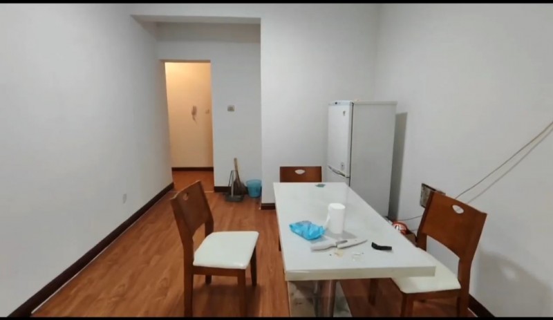 紧邻第三实验学校/第一医院，交通便利。拎包入住！（第 3 张）