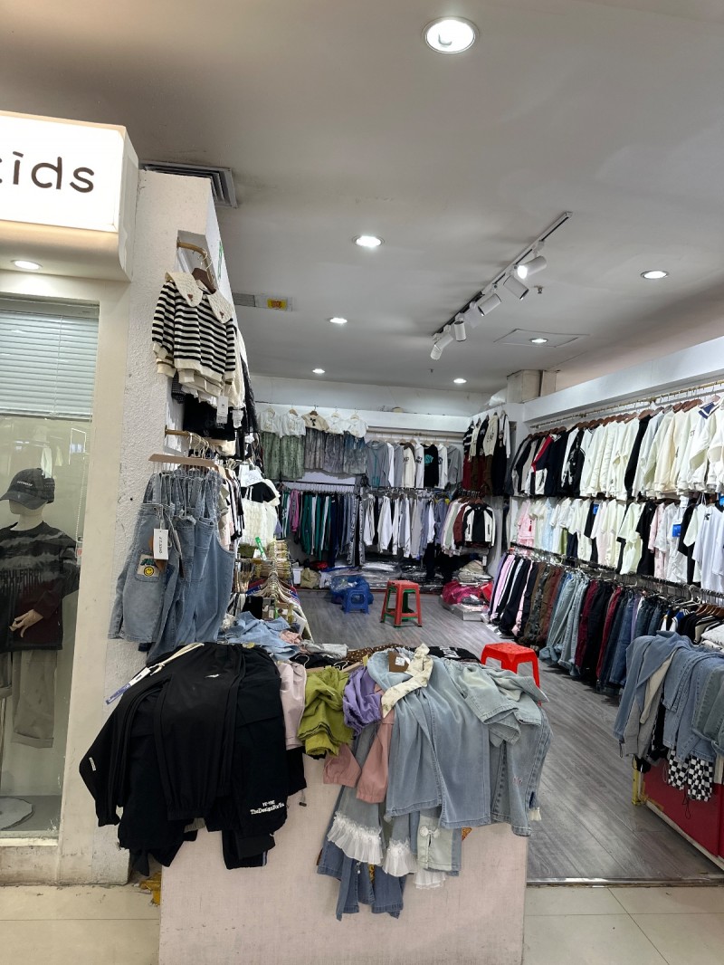 百货大楼三楼童装店转让面积18平地理位置优越，旺季马上来临，有固定顾客有意者咨询（第 1 张）