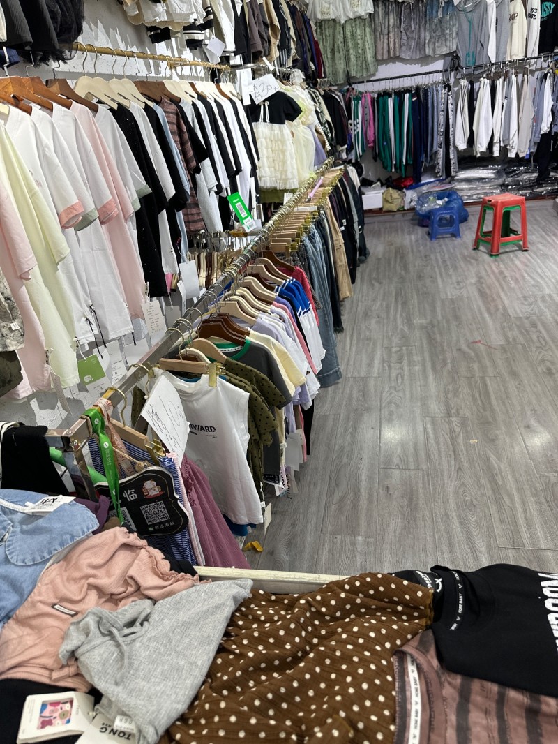 百货大楼三楼童装店转让面积18平地理位置优越，旺季马上来临，有固定顾客有意者咨询（第 2 张）