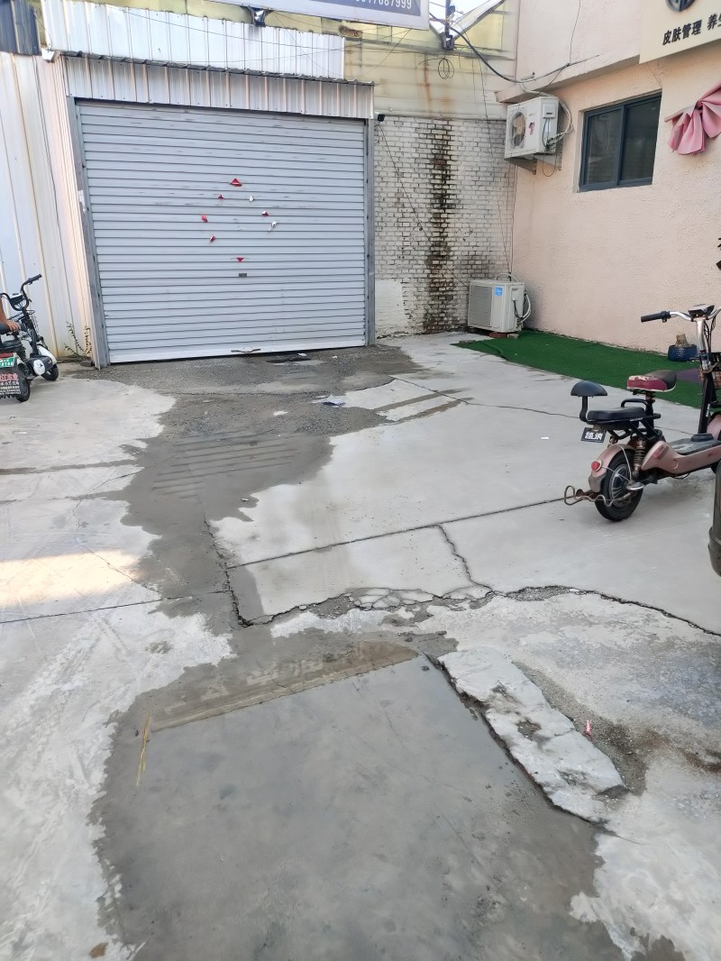 出租：沙河市太行大街华联超市东一临街门面450多平，
可以当仓库，可以当门面，（第 1 张）