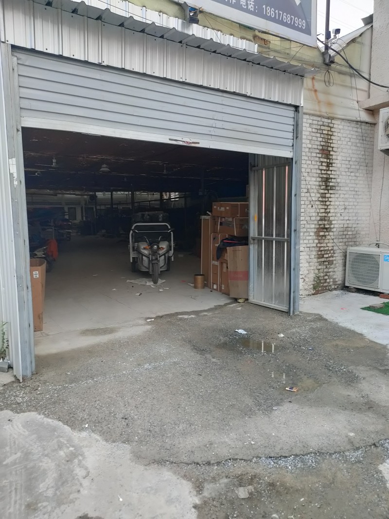 出租：沙河市太行大街华联超市东一临街门面450多平，
可以当仓库，可以当门面，（第 2 张）