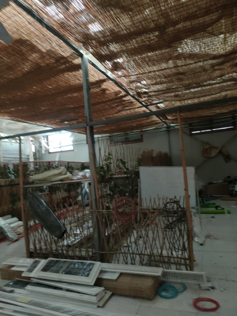 出租：沙河市太行大街华联超市东一临街门面450多平，
可以当仓库，可以当门面，（第 4 张）