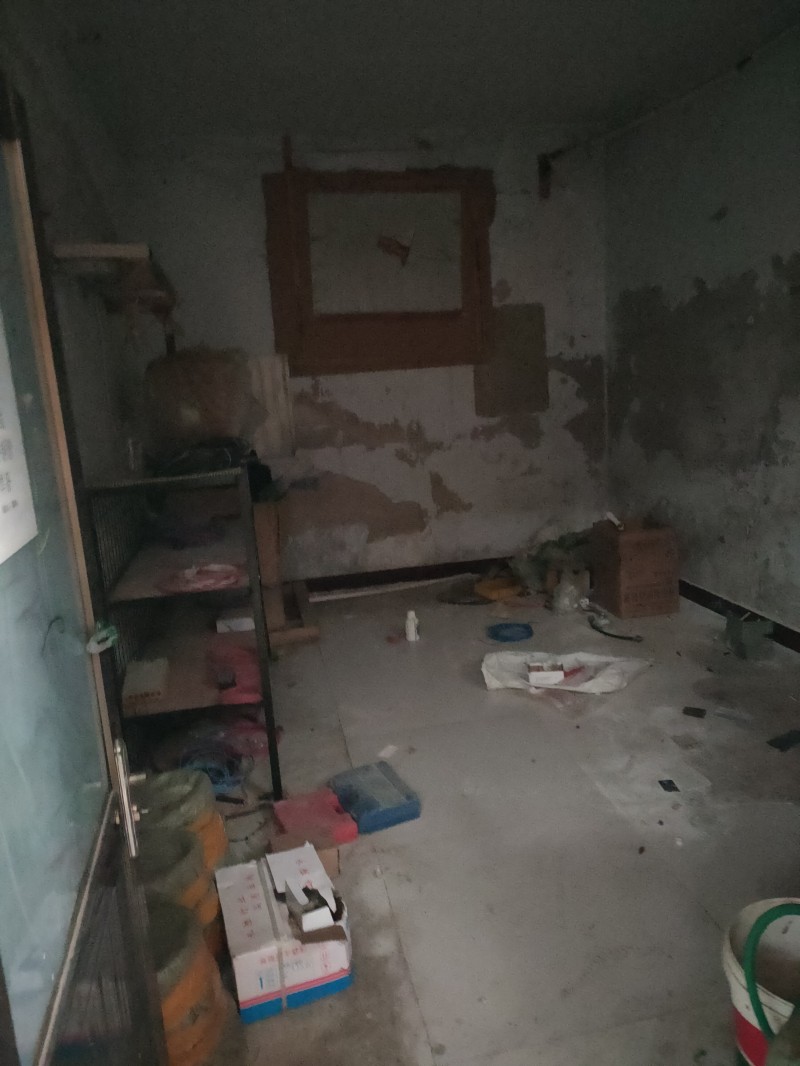 出租：沙河市太行大街华联超市东一临街门面450多平，
可以当仓库，可以当门面，（第 6 张）