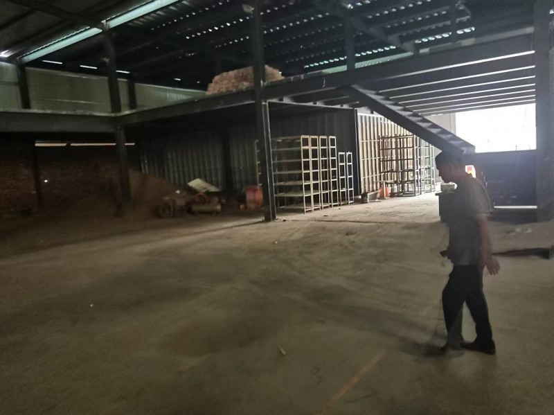 厂房出租  面积200-300平，水电齐全   
地址：东召庄牌坊东行50米路（第 2 张）