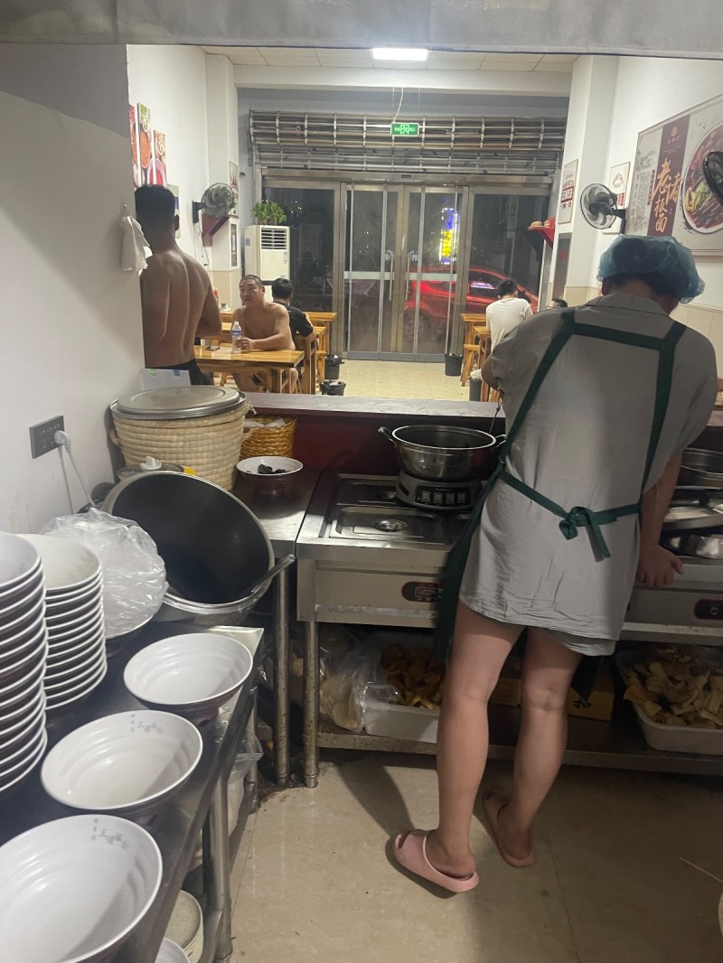 旺铺整体转让，急转，无转让费，因家中有事无暇顾及，（第 3 张）