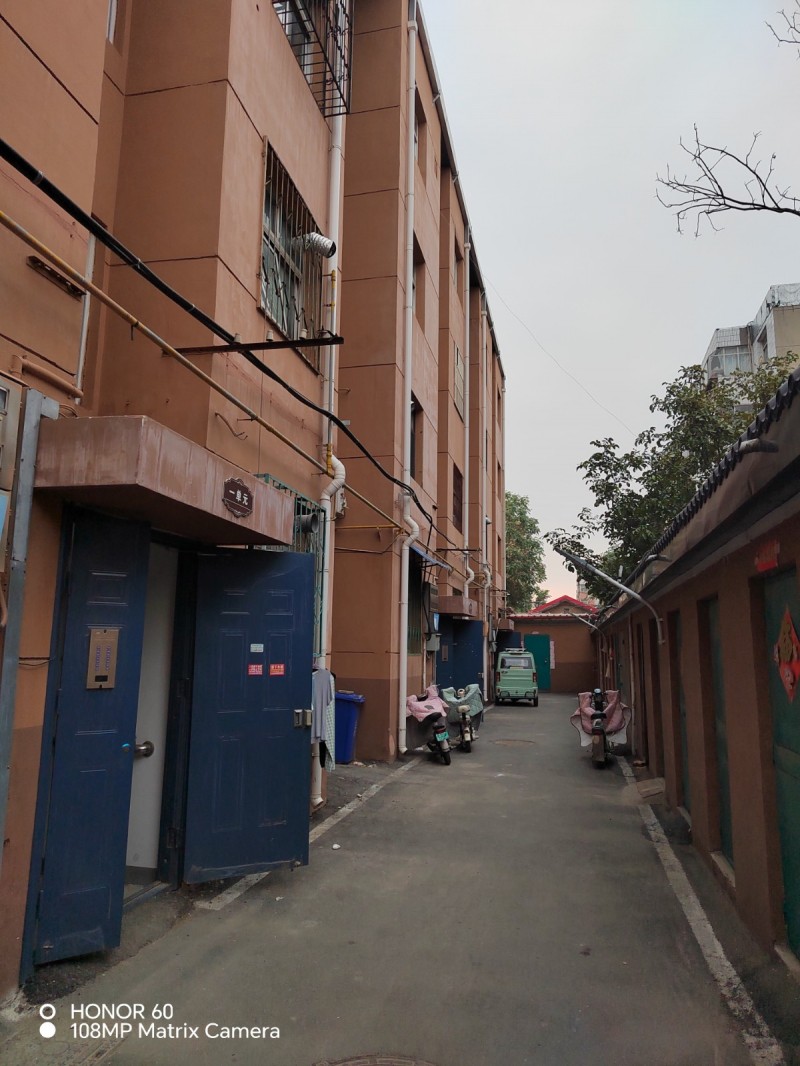 出租单元楼：第一实验学校东行200米，经贸委家属院。
黄金二楼，二卧室一客厅一（第 1 张）