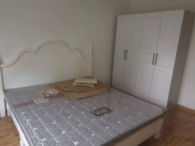 紧临中华大街，天俊商业街附近，135平三室两厅两卫精装修，家具家电齐全，拎包入住（第 1 张）