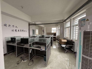 因门市搬迁！产业城西区4-24转租！地段紧邻四号门路口，独立办公室三层楼出租！价（第 1 张）