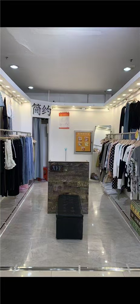 某大楼女装摊位，电梯口位置，出租转让（第 1 张）