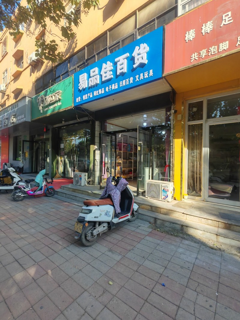 小区临街门市房整体装修，有无线卫生间小仓库门前交通便利能停车面积40平米.无任何（第 1 张）