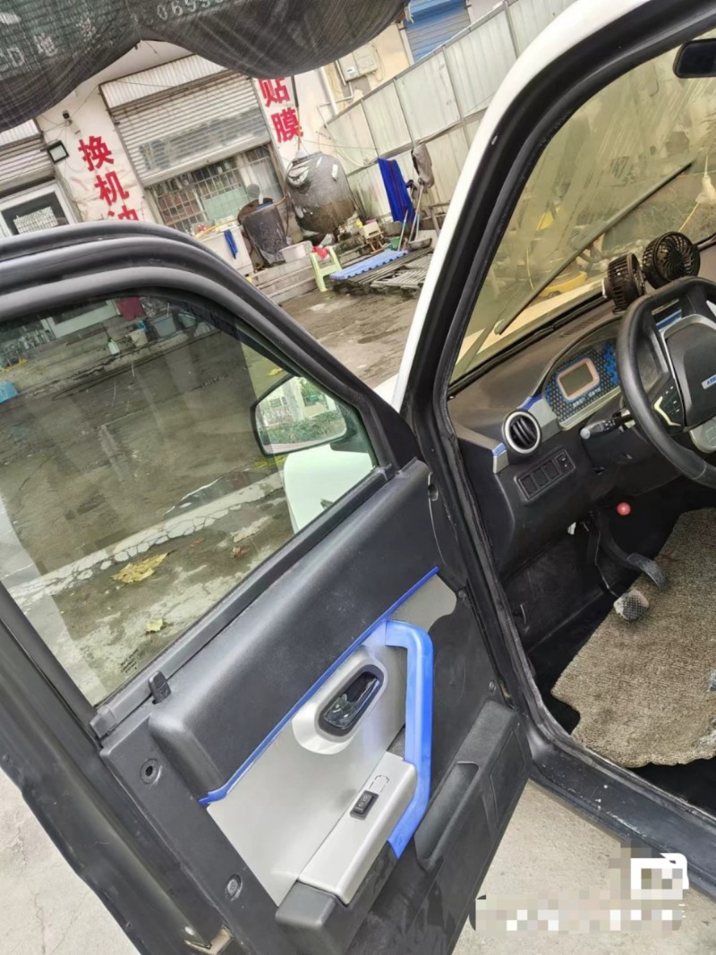 荣信电动四轮车，方向盘式，五门设计一体成型，带电动升降玻璃和暖风。车子没有任何问（第 7 张）