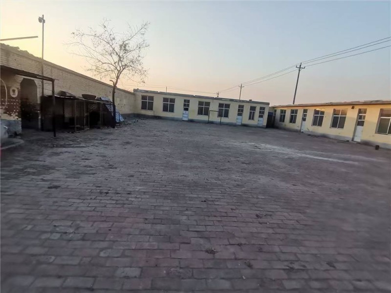 出租：院落一座，占地两亩，建筑面积400平米，交通便利，水、电、气齐全  可用作（第 4 张）
