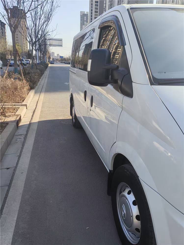 21年大通v80，9坐。审车保险整年，一直跑这呢，出售（第 1 张）