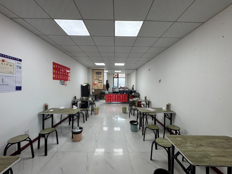 转租新装修的早餐店
位于贸易街西大北城佳苑小区门口，面积48平
地理位置优越（第 2 张）