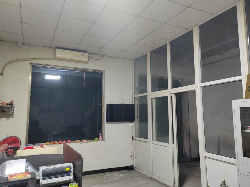 两间门市出租，价格便宜，带空调监控背景墙，租下就可办公不用装修。（第 3 张）