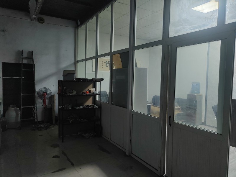 两间门市出租，价格便宜，带空调监控背景墙，租下就可办公不用装修。（第 4 张）