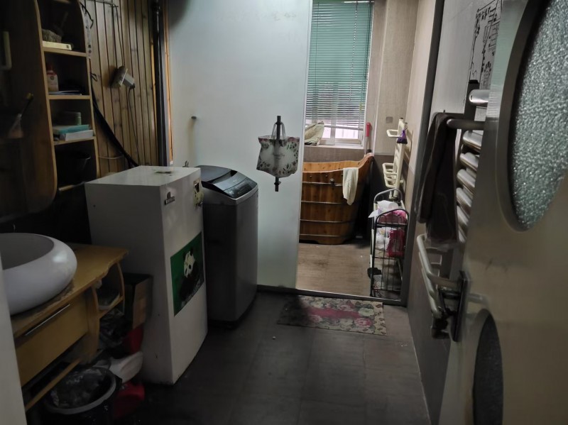 大唐西侧，天俊一号院对门，冷冻厂家属院，无公摊122平，带公摊142平，南楼三单（第 4 张）