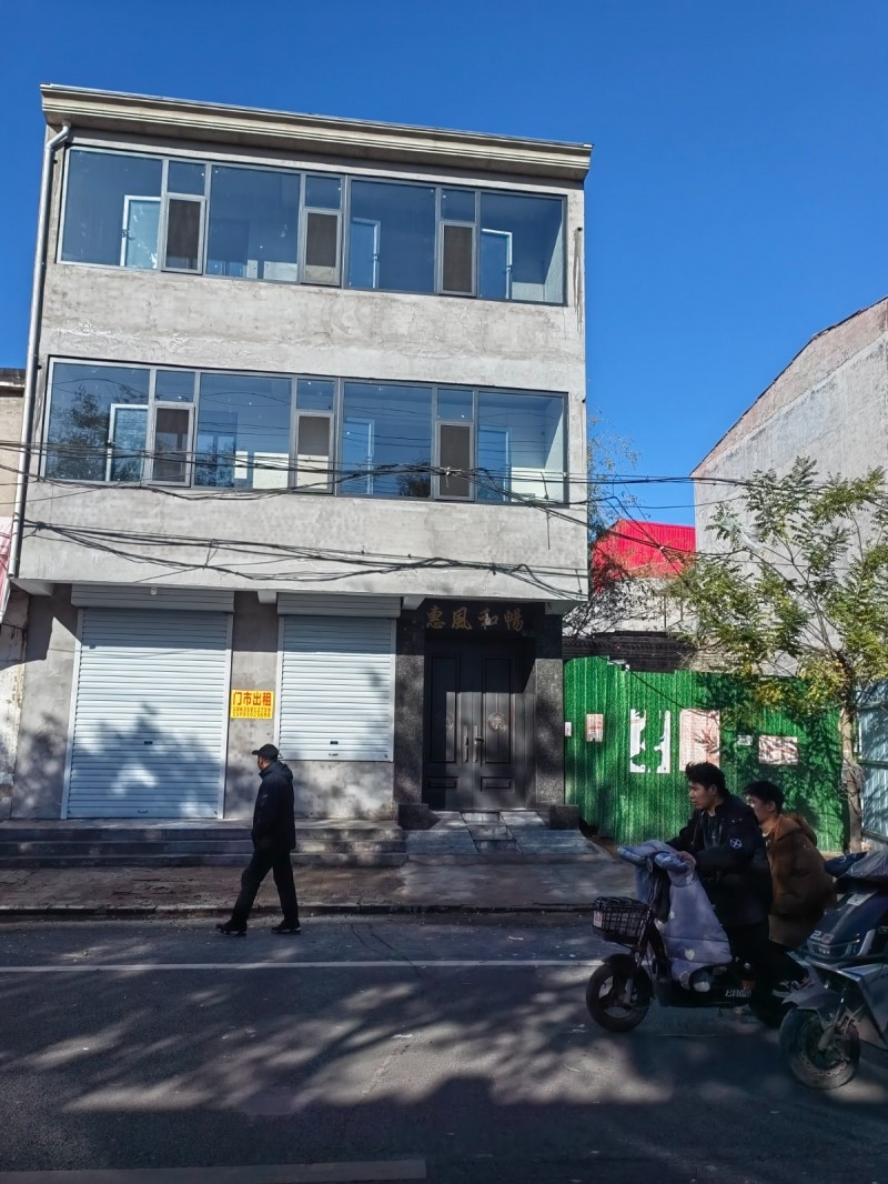 门市使用面积70平米，另有小院，有卫生间，水电齐全。
位于施庄村卫生院往东10（第 1 张）